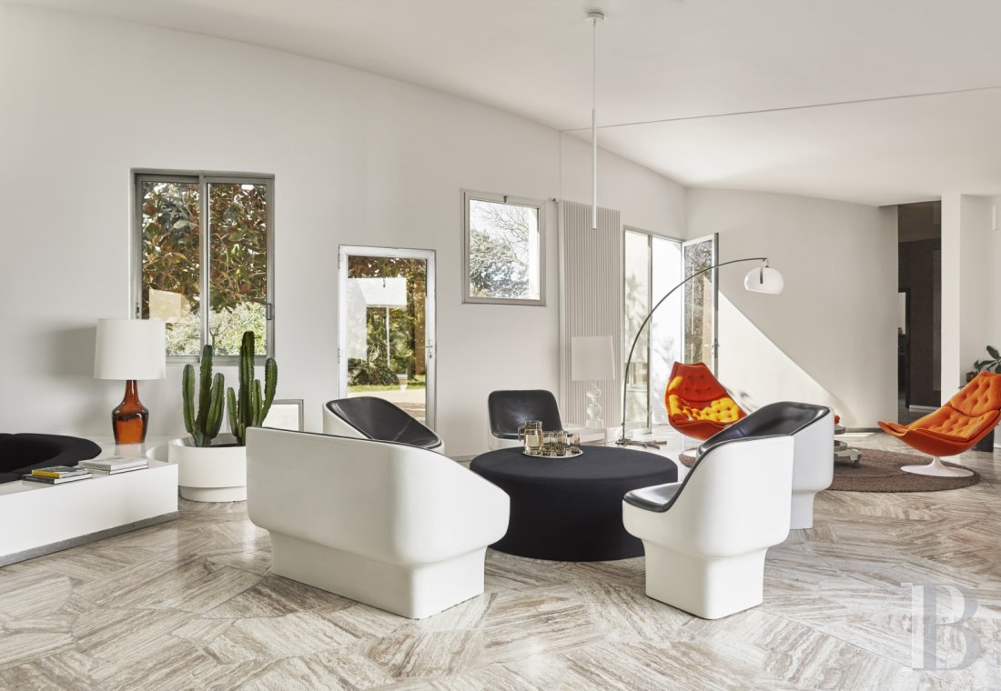 An architect-designed villa built in the 1970s near Arles, in Bouches-du-Rhône - photo  n°5